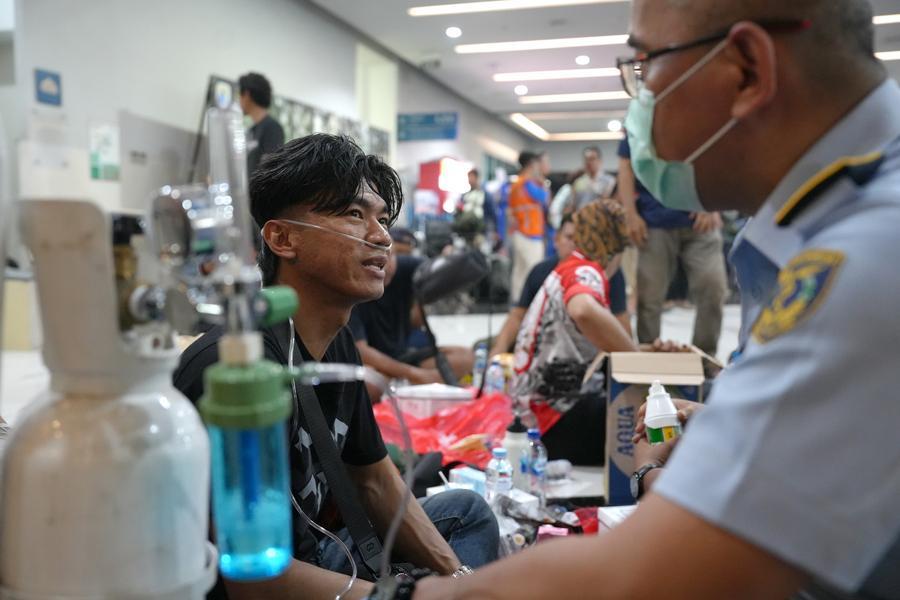 10月20日,在印度尼西亚万丹省,获救人员接受治疗。新华社发(法拉比摄)